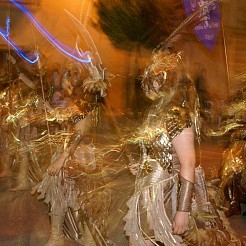 Dansen in de nacht geschilderd door 